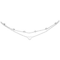 Bracelet argenté double rangée avec pendentif cœur et perles sur fond blanc