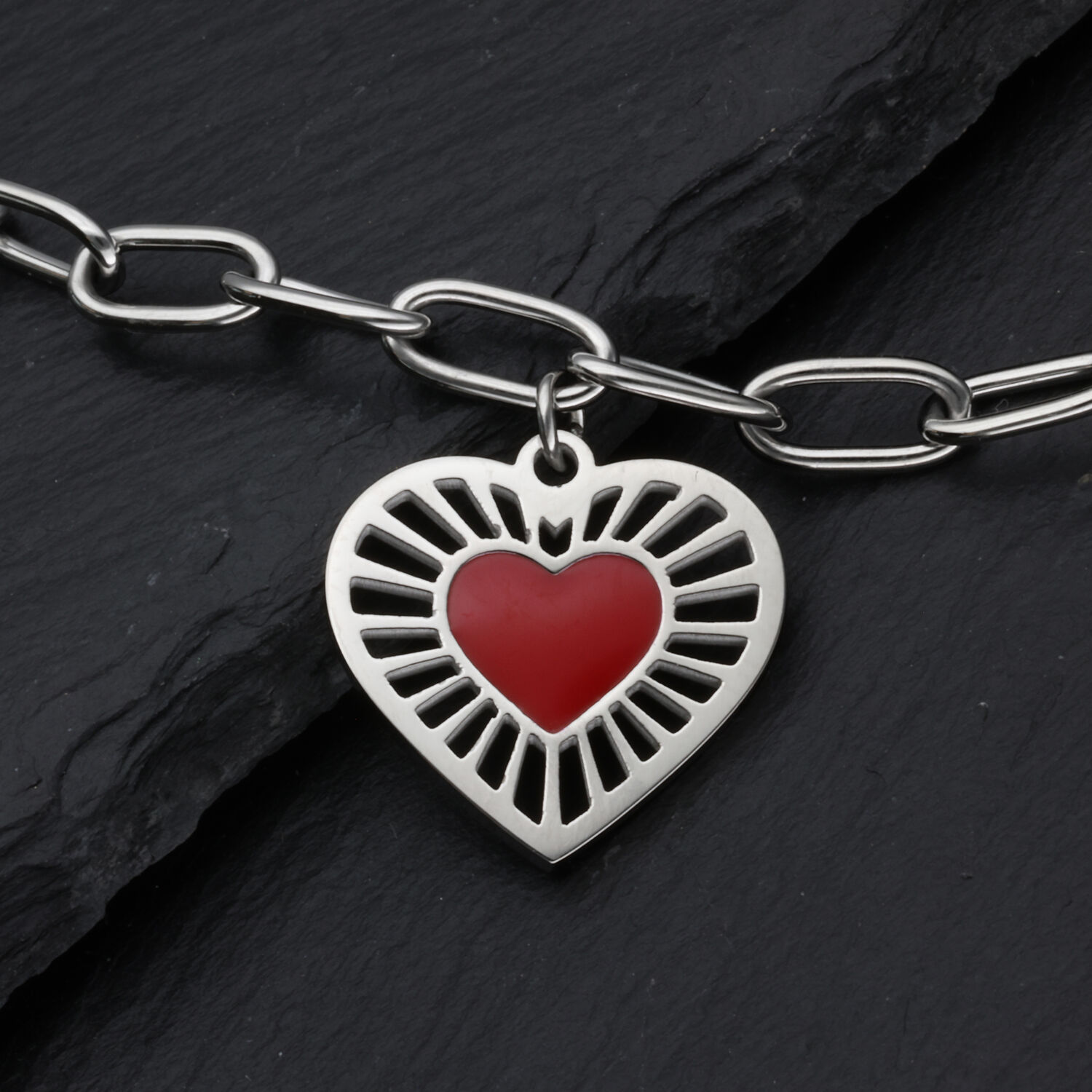 Bracelet Sacred Heart argenté en acier inoxydable Bracelet argenté avec pendentif cœur rouge sur fond sombre