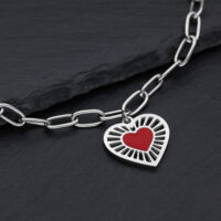 Bracelet Sacred Heart argenté avec pendentif cœur Bracelet argenté en acier chirurgical avec pendentif cœur rouge sur fond sombre