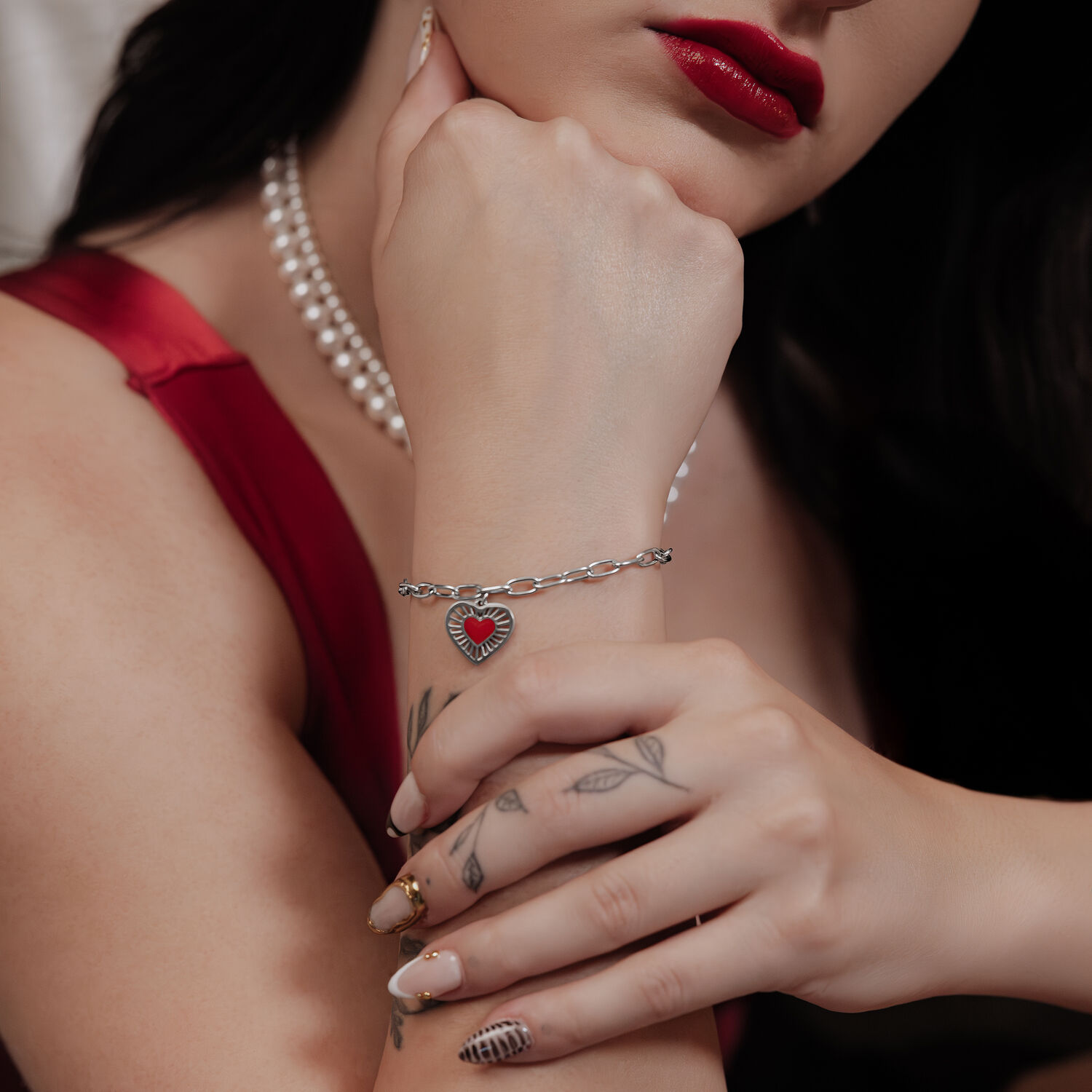 Bracelet Sacred Heart en acier chirurgical Femme avec bracelet Sacred Heart en acier chirurgical argenté, design cœur rouge