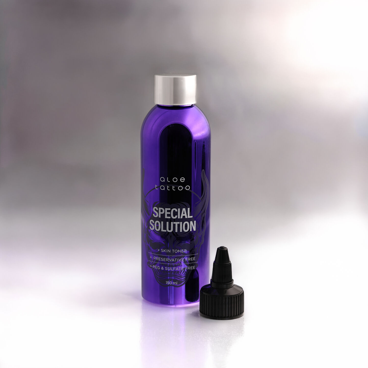 Aloe Tattoo - Flacon Toner Violet 150 ml Flacon violet Aloe Tattoo Special Solution avec bouchon noir sur fond blanc