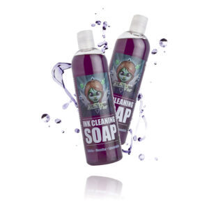 Deux bouteilles d'Auafee Ink Cleaning Soap avec liquide violet sur fond blanc