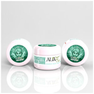 Trois pots de crème de soin tattoo Auafee sur fond blanc