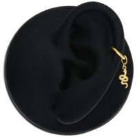 Pendentif serpent en or 18K pour piercings d'oreille Pendentif serpent en or pour piercings d'oreille sur modèle d'oreille noir