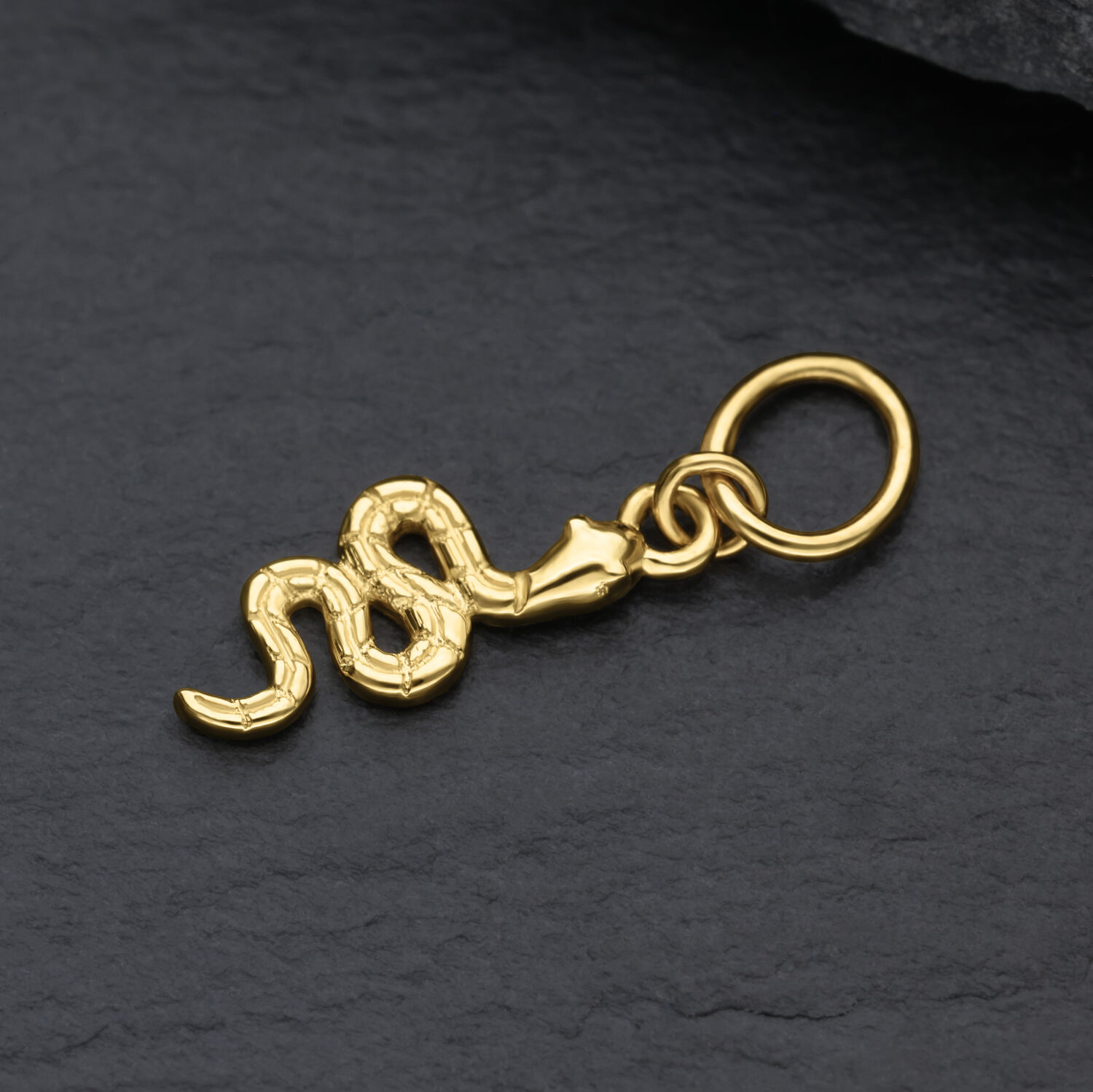 Pendentif Serpent en Or 18K pour Piercings Pendentif serpent en or 18K sur fond noir