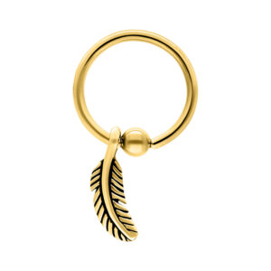 Clip en anneau doré avec pendentif plume sur fond blanc