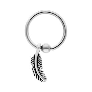 Clip en anneau argenté avec pendentif plume sur fond blanc
