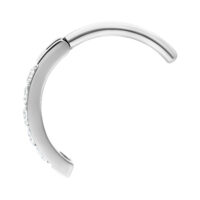 Clicker de nombril en titane argenté avec cristaux Clicker de nombril argenté en titane avec cristaux clairs sur fond blanc