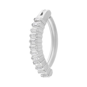 Clicker de nombril argenté avec cristaux clairs sur fond blanc
