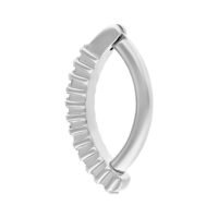 Clicker de nombril argenté avec cristaux clairs sur fond blanc