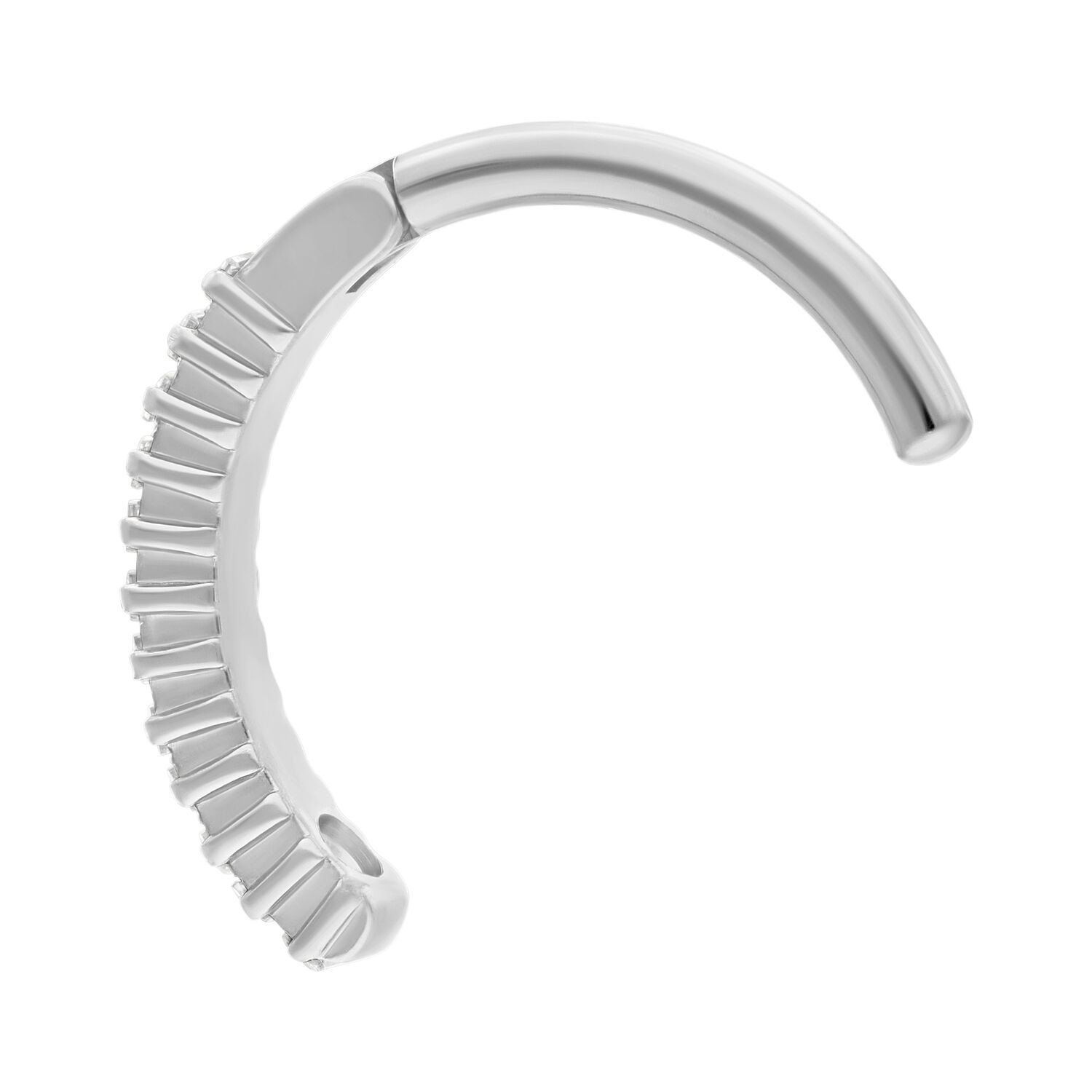 Clicker de nombril argenté en titane avec cristaux clairs sur fond blanc