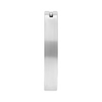 Clicker de nombril en titane argenté Clicker de nombril en titane argenté sur fond blanc