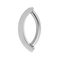 Clicker de nombril en titane argenté 10mm Clicker de nombril argenté en titane sur fond blanc