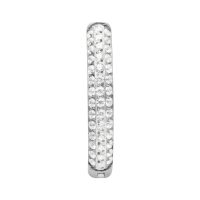 Clicker pour nombril en titane avec cristaux Clicker pour nombril argenté avec trois rangées de cristaux clairs sur fond blanc