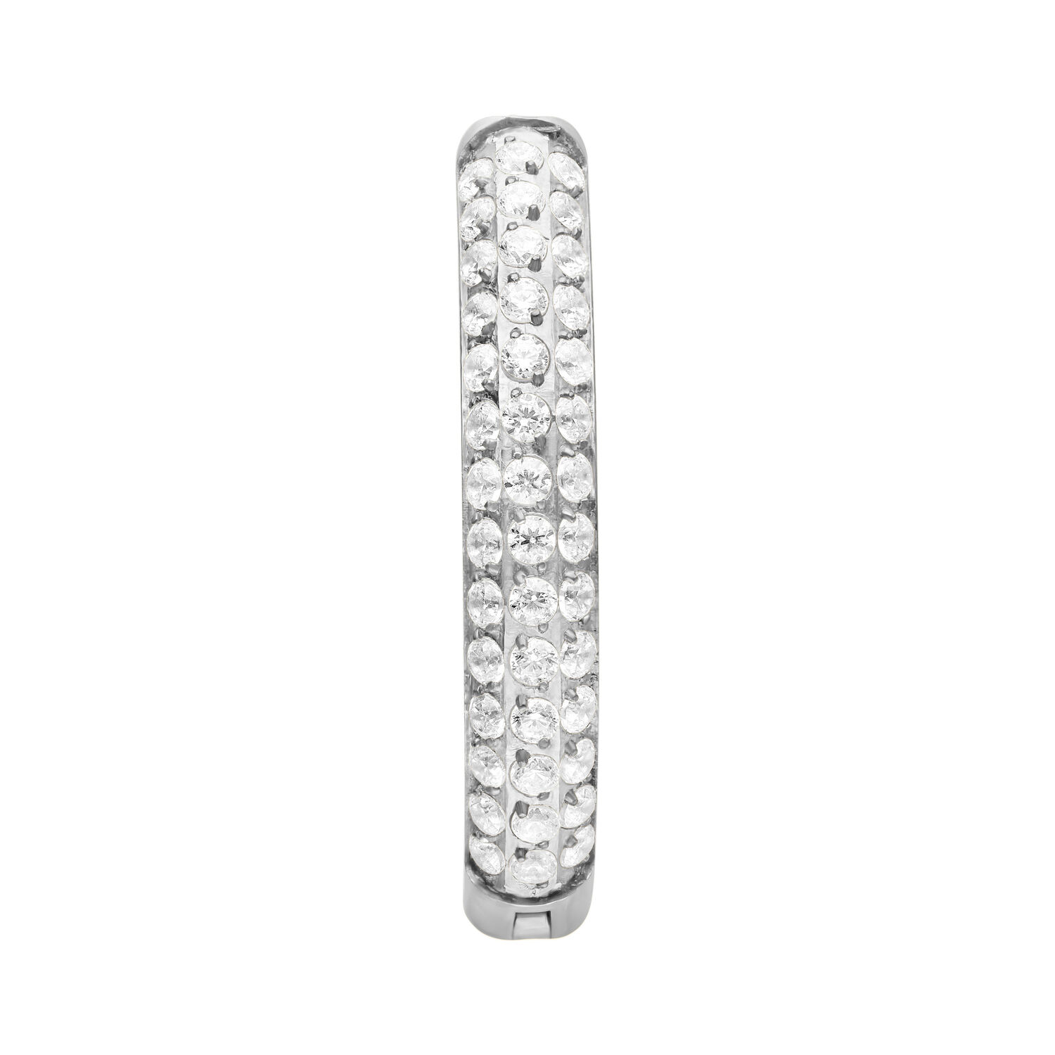 Clicker pour nombril en titane avec cristaux Clicker pour nombril argenté avec trois rangées de cristaux clairs sur fond blanc