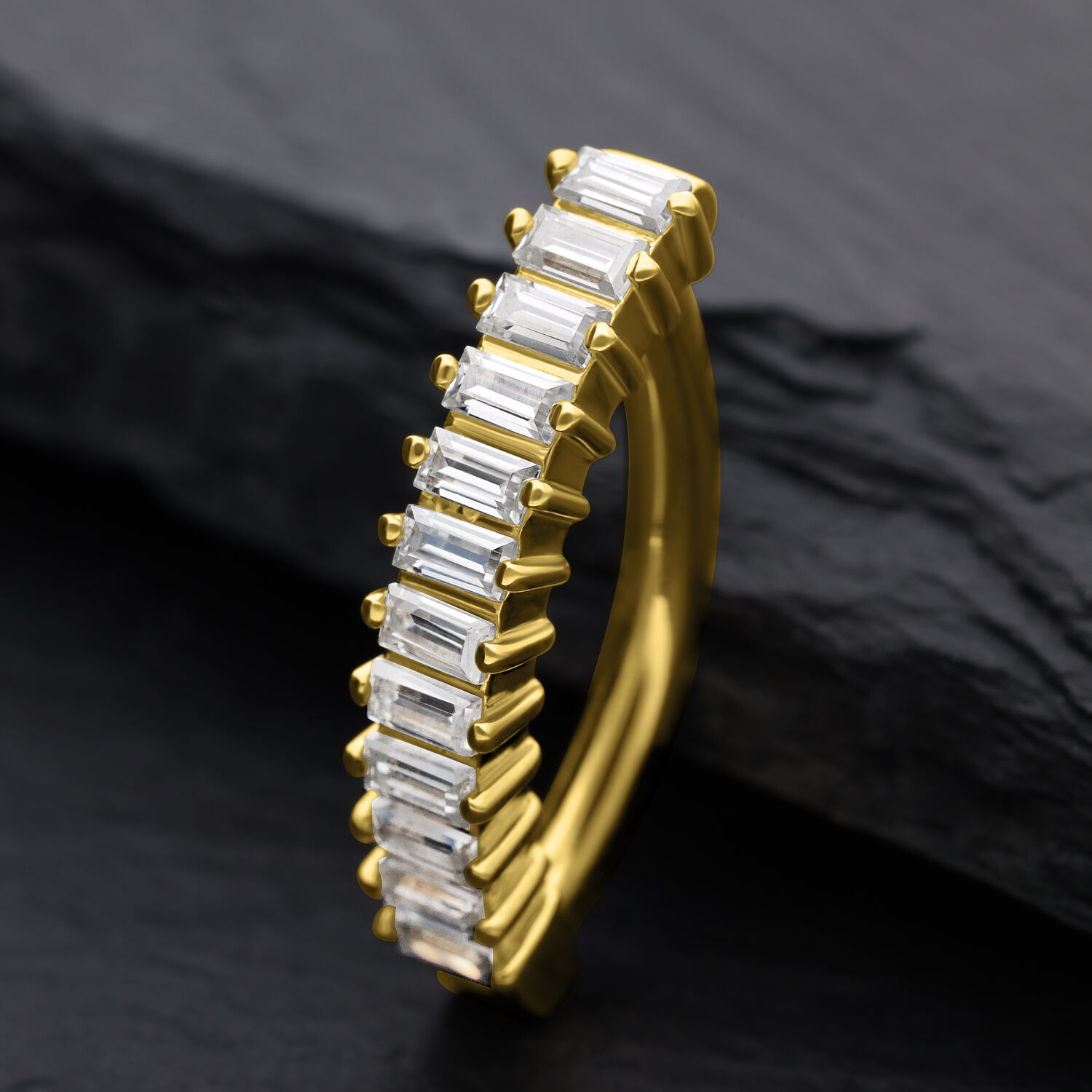 Clicker de nombril en or 18K avec moissanite Clicker de nombril doré avec cristaux baguette en moissanite sur fond sombre