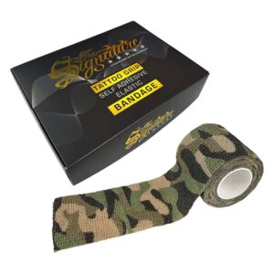 Rouleau de Bandage de Prise Camouflage à côté d'un emballage noir avec écriture jaune