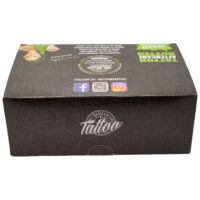 Believa Tattoo Butter dans un emballage noir Boîte noire de Believa Tattoo Butter avec logo et icônes de réseaux sociaux