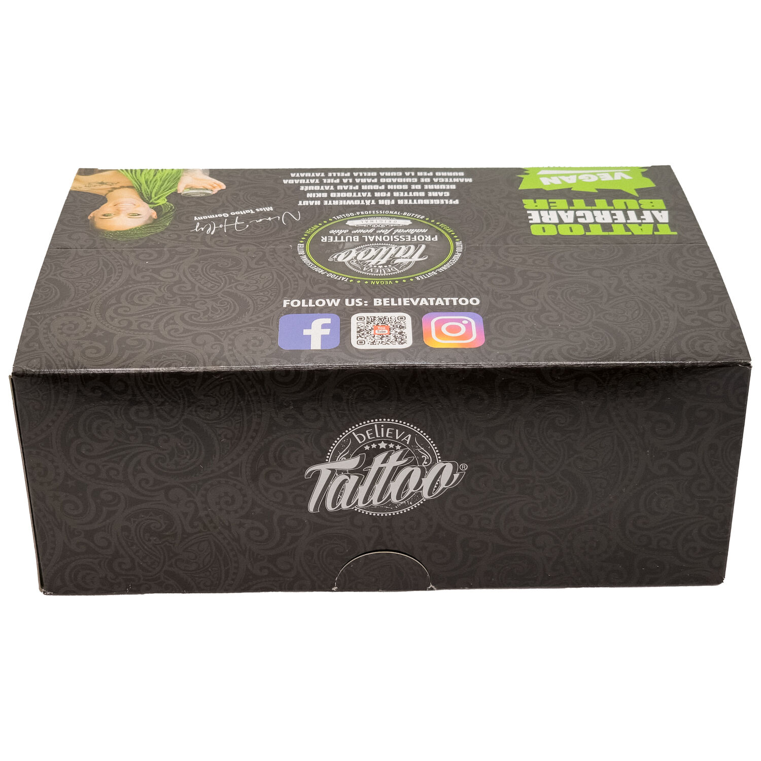 Believa Tattoo Butter dans un emballage noir Boîte noire de Believa Tattoo Butter avec logo et icônes de réseaux sociaux