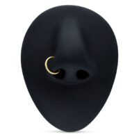 Anneau articulé en or 18K pour septum Anneau articulé en or 18K dans un piercing septum sur un présentoir noir
