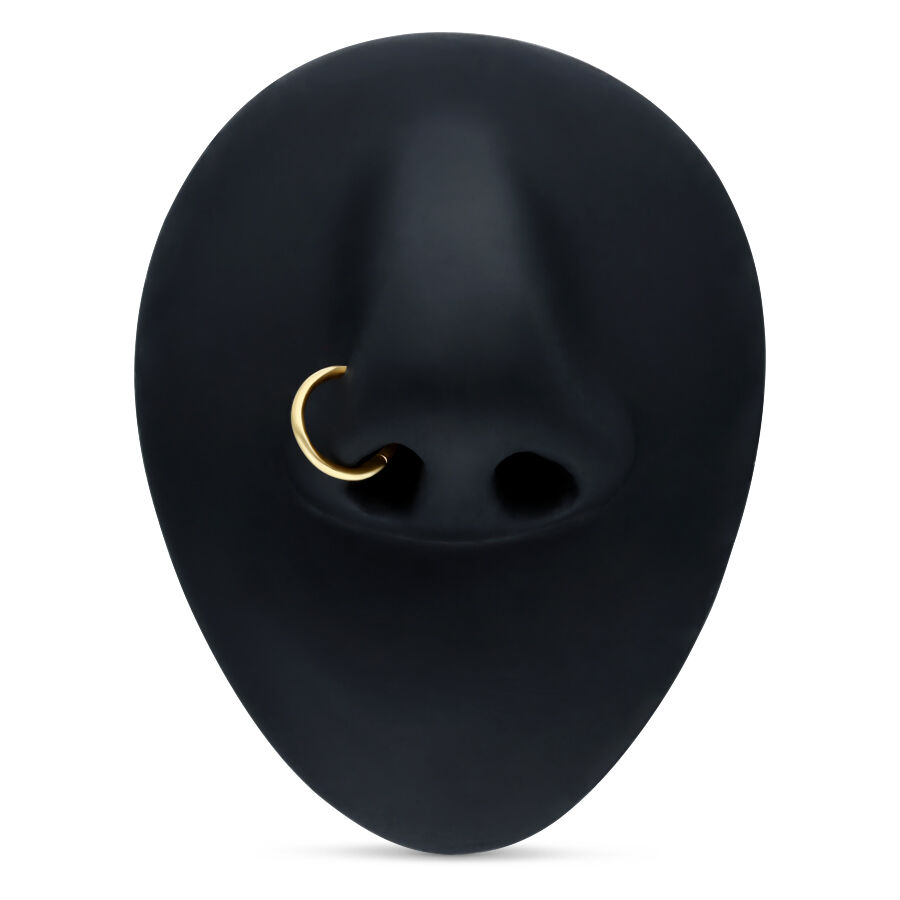Anneau articulé en or 18K pour septum Anneau articulé en or 18K dans un piercing septum sur un présentoir noir