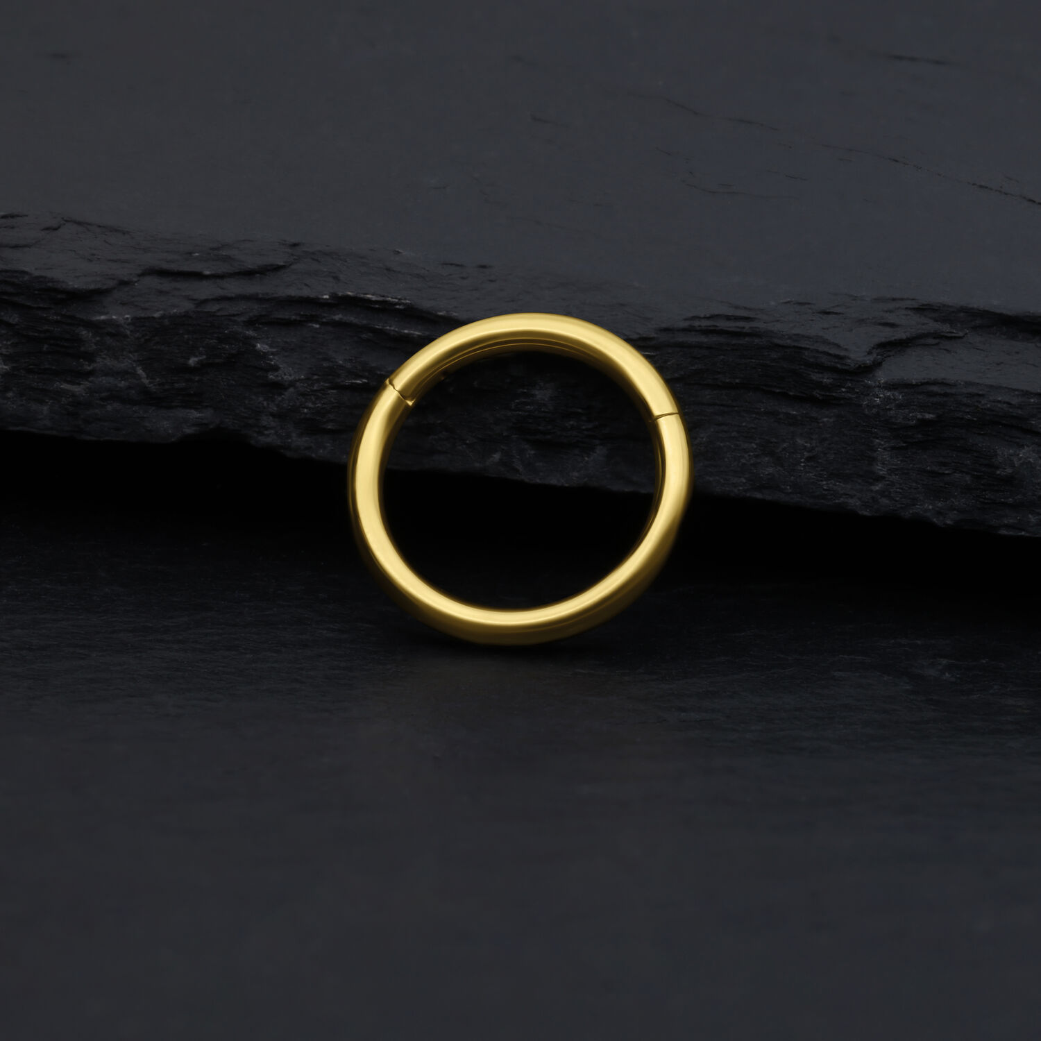 Anneau à Charnière en Or 14K 1,2 mm - 8,0 mm Anneau à charnière en or 14K, 1,2 mm d'épaisseur, 8,0 mm de diamètre intérieur, sur fond sombre