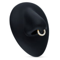 Clicker de septum en or 18K avec cristaux Clicker de septum en or 18K avec cristaux clairs sur fond noir