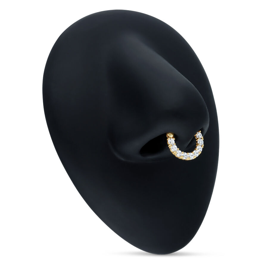 Clicker de septum en or 18K avec cristaux Clicker de septum en or 18K avec cristaux clairs sur fond noir