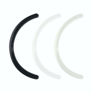 Trois barres de piercing courbées en noir et blanc sur fond blanc