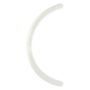 Barre de piercing courbée semi-transparente sur fond blanc