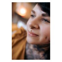 Oriental Sun Push-Fit Labret porté à l'oreille Gros plan d'une personne avec un Oriental Sun Push-Fit Labret dans le piercing nasal, couleur dorée