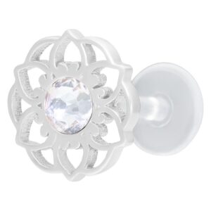 Labret argenté en forme de fleur mandala avec cristal clair sur fond blanc