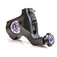 Bishop Rotary CAPO machine à tatouer noire Machine à tatouer noire en aluminium avec accents violets sur fond blanc