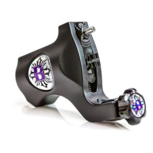 Machine à tatouer noire en aluminium avec accents violets sur fond blanc