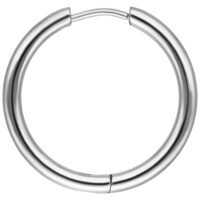 Petit anneau en argent en acier chirurgical Petit anneau argenté et brillant sur fond blanc