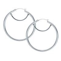Créoles argentées avec fermoir à charnière 45mm Deux créoles argentées avec fermoir à charnière sur fond blanc