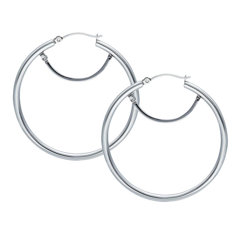 Créoles argentées avec fermoir à charnière 45mm Deux créoles argentées avec fermoir à charnière sur fond blanc