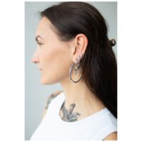 Créoles Basique Stylées 45 MM Femme aux longs cheveux foncés portant de grandes créoles en argent