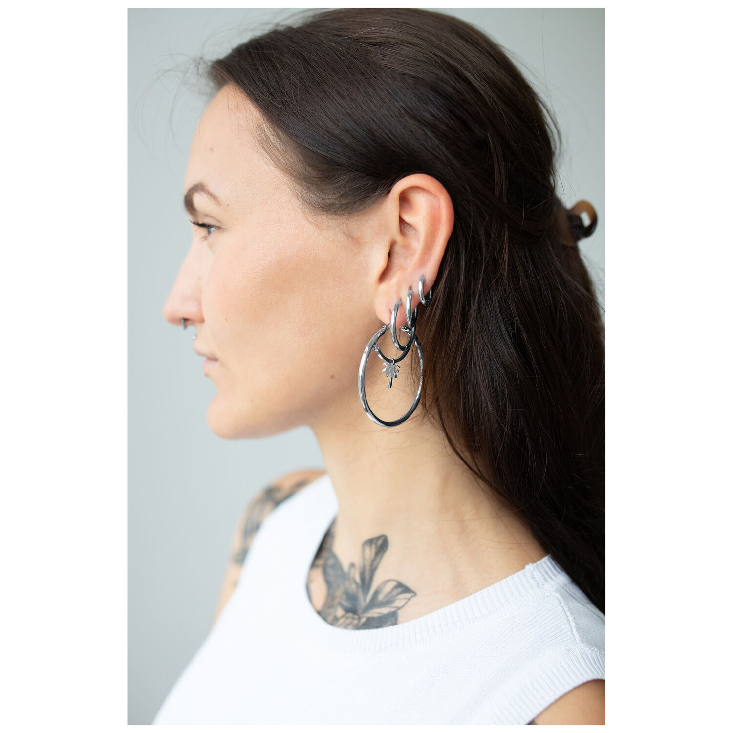 Créoles Basique Stylées 45 MM Femme aux longs cheveux foncés portant de grandes créoles en argent