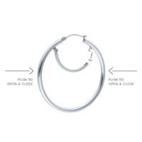 Créoles basiques 45 MM en acier inoxydable Créoles argentées avec fermoir à clip sur fond blanc