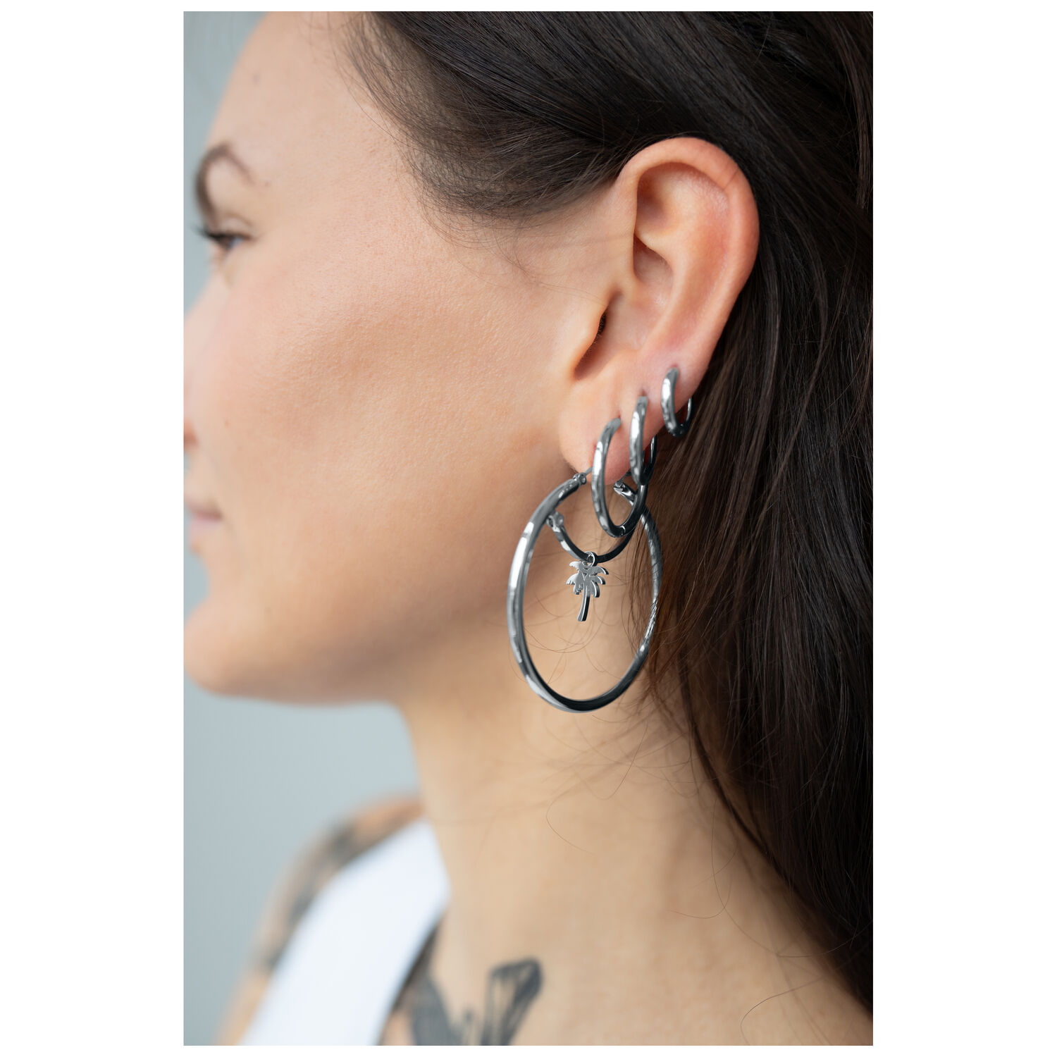Créoles élégantes en acier inoxydable 45 MM Femme avec créoles en acier inoxydable noir à l'oreille, profil latéral