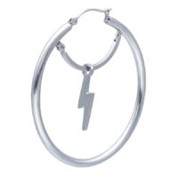 Créoles basiques argentées avec pendentif éclair 45 MM Boucle d'oreille argentée avec fermoir à clip et pendentif éclair sur fond blanc