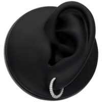 Petites Créoles Torsadées 10 mm en Argent Petites boucles d'oreilles torsadées en argent sur un modèle d'oreille noire sur fond blanc