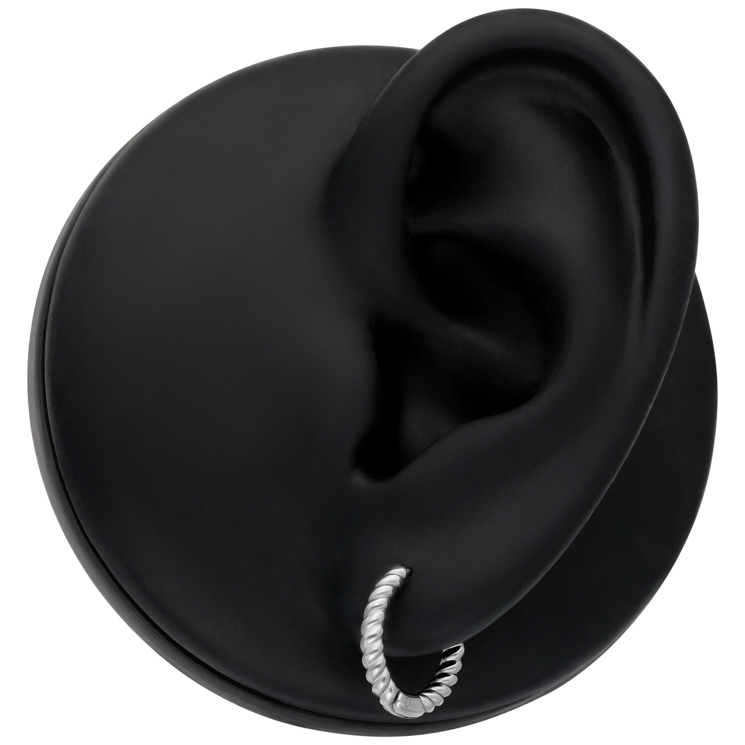 Petites Créoles Torsadées 10 mm en Argent Petites boucles d'oreilles torsadées en argent sur un modèle d'oreille noire sur fond blanc