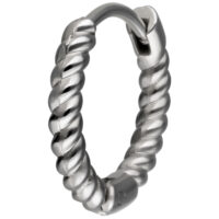 Twisted Little Hoops en acier inoxydable, 10 mm Anneau en acier inoxydable torsadé argenté avec fermoir à clip sur fond blanc