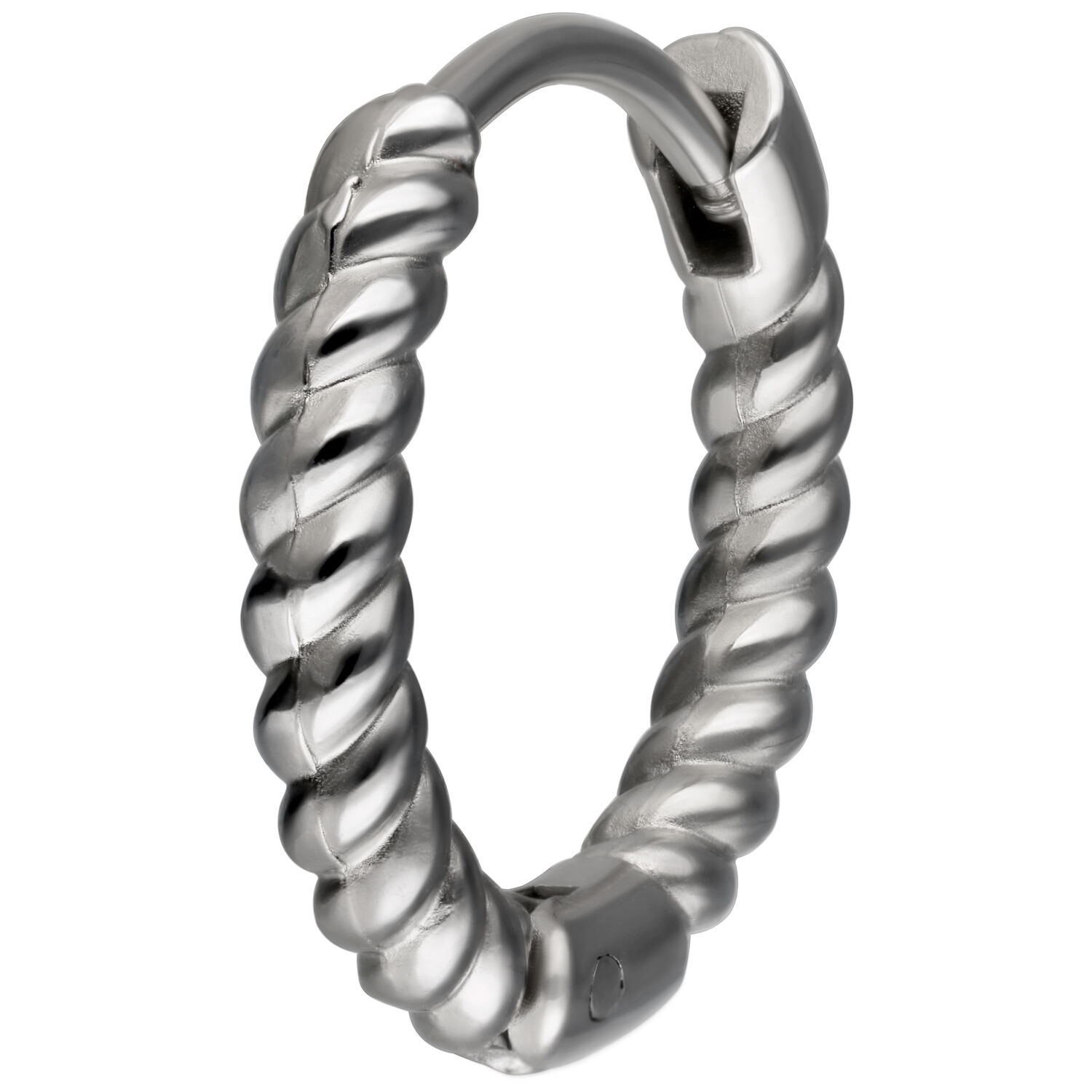 Twisted Little Hoops en acier inoxydable, 10 mm Anneau en acier inoxydable torsadé argenté avec fermoir à clip sur fond blanc