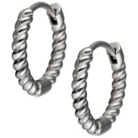 Twisted Little Hoops Paar 10 mm Edelstahl Deux créoles torsadées en argent en acier inoxydable sur fond blanc