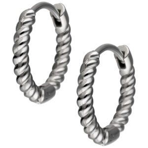 Deux créoles torsadées en argent en acier inoxydable sur fond blanc
