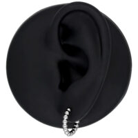 Boucles d'oreilles créoles Bubble élégantes en acier inoxydable Boucles d'oreilles créoles Bubble argentées sur un modèle d'oreille noire, design simple