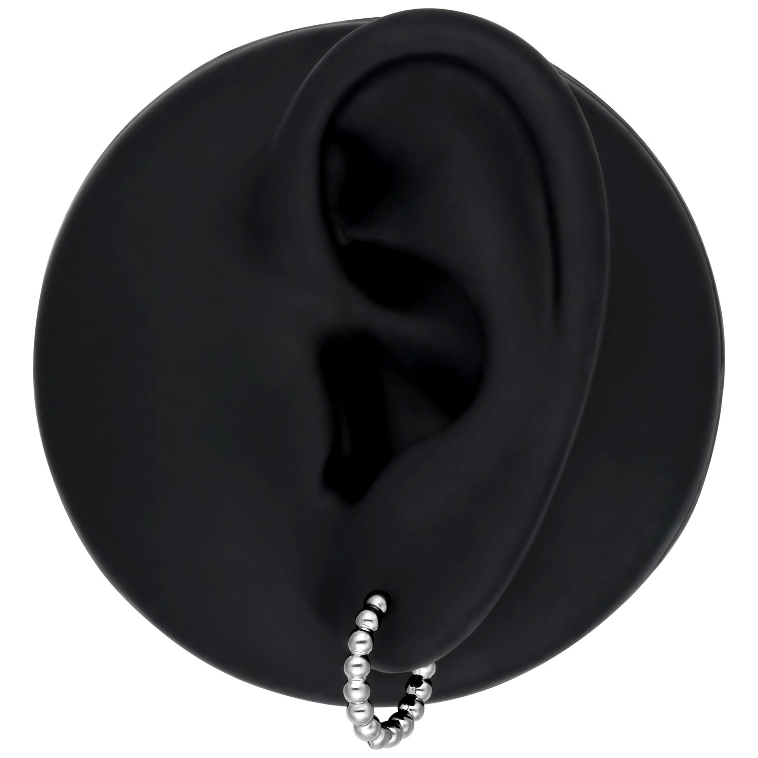 Boucles d'oreilles créoles Bubble élégantes en acier inoxydable Boucles d'oreilles créoles Bubble argentées sur un modèle d'oreille noire, design simple
